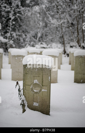 Le lapidi nel cimitero di Nunhead sotto neve Foto Stock