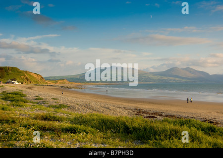 Spiaggia a Dinas Dinlle con la penisola di Llŷn in lontananza. Galles Foto Stock