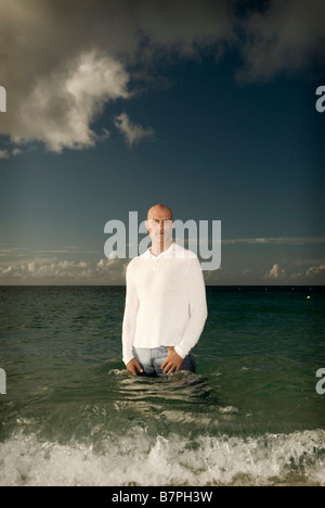 Uomo in mare in posa per ritratto Foto Stock