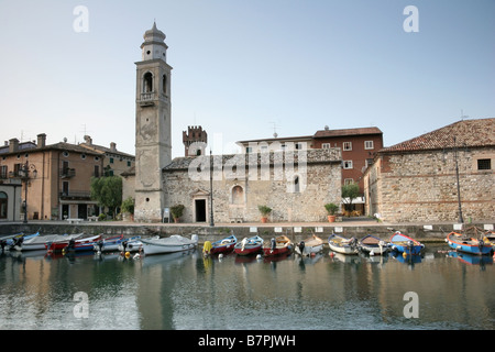 La mattina presto dal porto di Lazise con la Chiesa di San Niccolò Foto Stock