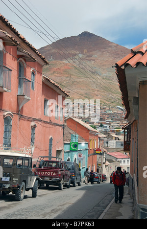 Il boliviano città mineraria di Potosi. Famoso per la montagna Cerro Rico e le sue miniere di argento che ha sostenuto l'impero Spainsh . Foto Stock