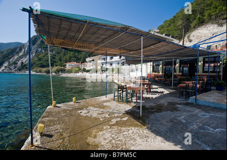 Una taverna sul lungomare in un piccolo insediamento su un isola greca Foto Stock