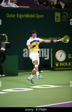 Rafael Nadal di Spagna in azione in Qatar aperta contro Gael Monfils di Francia 8 Gennaio 2009 Foto Stock