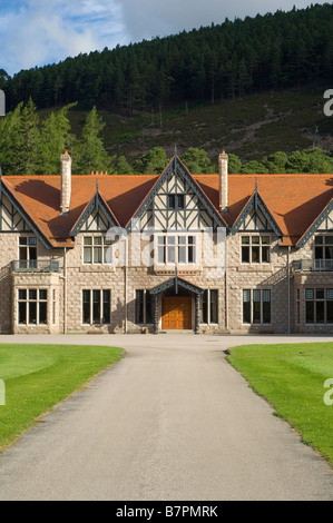 Mar Lodge e il suo prato e il drive, parte del Mar Lodge Estate, vicino a Braemar nei Cairngorms. Foto Stock