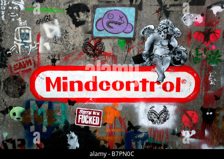 Mindcontrol arte di strada in Leake Street, Londra Foto Stock