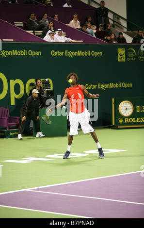 Gael Monfils di Francia mantiene il suo occhio sulla palla durante la sua apertura in Qatar match contro Rafael Nadal a Doha Gennaio 2009 Foto Stock