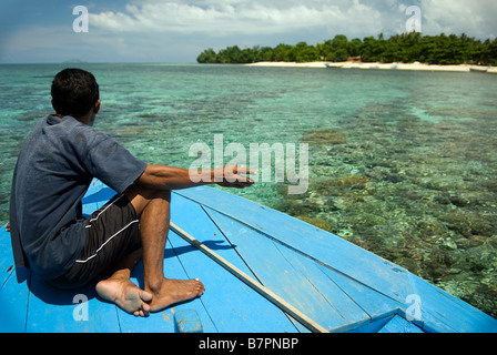 Negoziando la barriera corallina di Siladen Island, Sulawesi Foto Stock