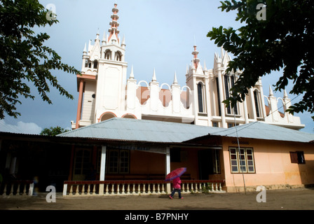 La chiesa presso il villaggio di Bunaken dove quasi tutti gli abitanti sono cristiani Foto Stock