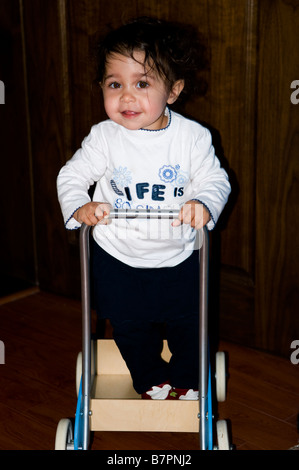 Una ragazza carina gioca in casa. Foto Stock