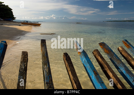 Le nervature del relitto di una nave punto la direzione alla barriera a Siladen Resort & Spa, Sulawesi Foto Stock