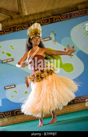 LA'IE, HI - Luglio 26: Tahitian studente esegue una danza culturale nel Centro Culturale Polinesiano Foto Stock