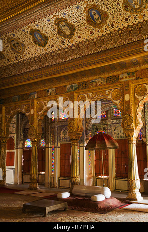 Il sontuoso Phool Mahal in Meherangar forte di Jodhpur Rajasthan è coperto in bella tela e oro Foto Stock