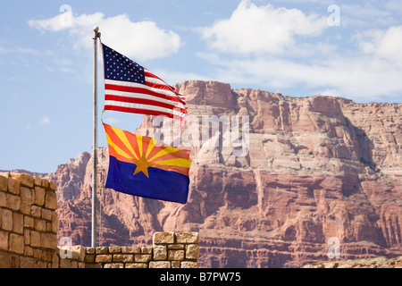 Bandiera USA e Arizona, cielo blu con nuvole Foto Stock