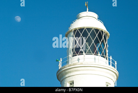 Nash Point lighthouse con la luna in un cielo blu Foto Stock