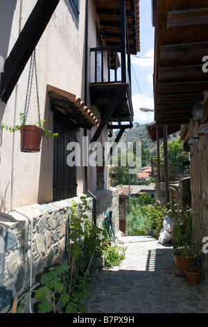 Villaggio di Kakopetria scena vista con pietra colorata casa wall e balcone in Monti Troodos, Cipro del Sud Foto Stock