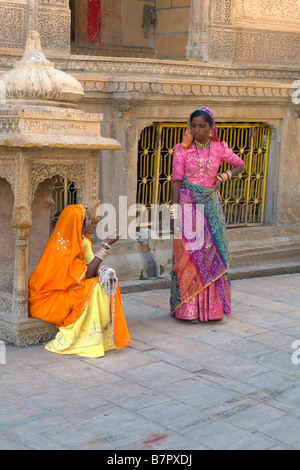 Due donne indiane in abito tradizionale al di fuori di un haveli o casa di mercanti Foto Stock
