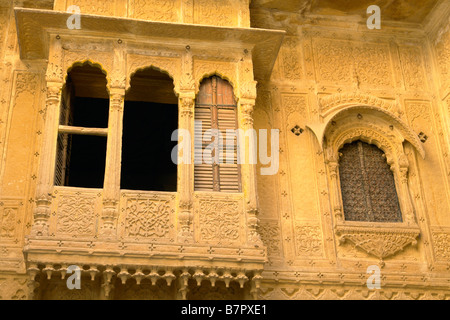 Tradizionale in pietra arenaria scolpita interno di indian casa di mercanti o haveli Foto Stock