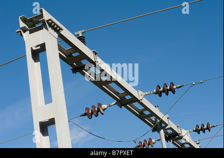 Gantry in acciaio e catenaria ferroviaria sulla linea principale della costa occidentale in Inghilterra Foto Stock