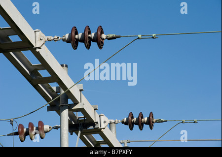 Gantry in acciaio e catenaria ferroviaria sulla linea principale della costa occidentale in Inghilterra Foto Stock