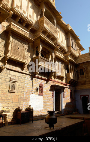 Tradizionale scolpito in pietra arenaria haveli o casa di mercanti cortile interno Foto Stock