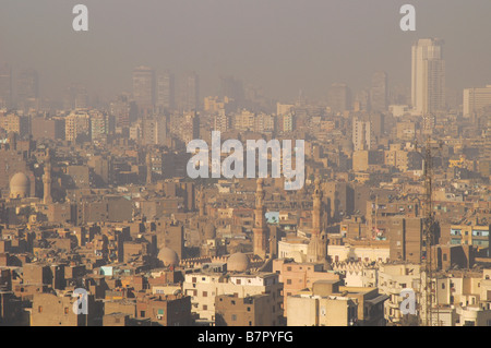 Il Cairo, Egitto. Il fortemente inquinati skyline della città come si vede dalla cittadella. Foto Stock