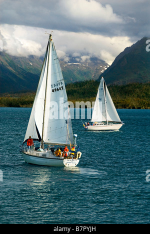 Barche a vela su Kachemak Bay con le Kenai Mountains in background in Alaska centromeridionale durante l'estate Foto Stock