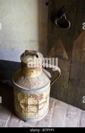 Un vecchio bidone di latte è utilizzato come una porta prop in una vecchia fattoria olandese di Arnhem, Paesi Bassi Foto Stock