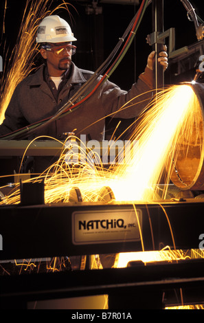 Operatore di macchina in esecuzione industriale macchina di saldatura Anchorage in Alaska all'interno Foto Stock