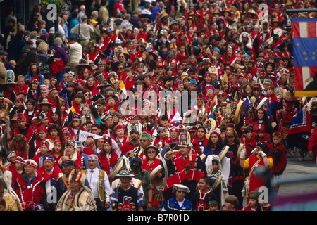 Alaska celebrazione nativo Parade 2000 attraverso il centro cittadino di Juneau Alaska Southeast estate Foto Stock