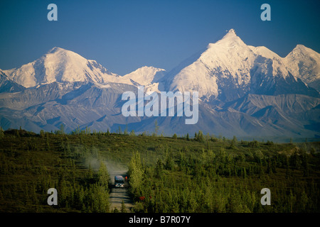 Ciclista & tour bus passano ogni altro sulla strada del Parco Denali National Park Interior Alaska estate Foto Stock