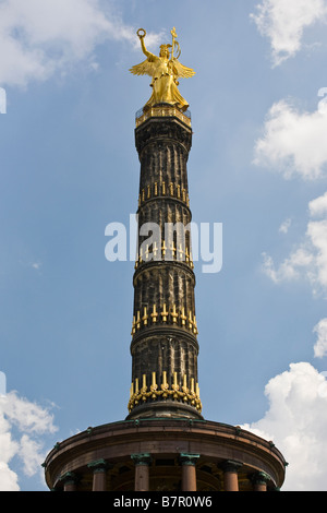 La famosa Vittoria Colonna, Siegessaule statua, su una soleggiata giornata d'estate, Berlino, Germania Foto Stock