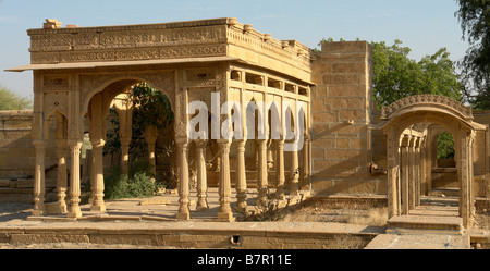 Scolpito in pietra arenaria tempio Jain edificio a amar sagar Foto Stock