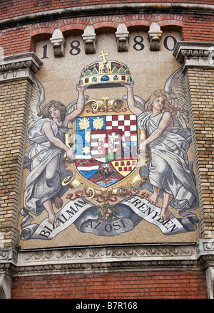 Carta murale di due angeli che reggono una corona su una cresta sulla Collina del Castello, Budapest, Ungheria Foto Stock