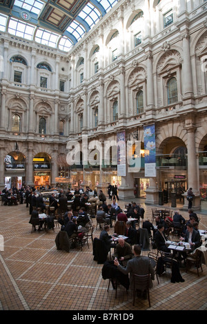 Negozi lungo Cheapside nel quartiere finanziario della City di Londra abbattono i prezzi nella speranza di generare vendite, Gen 2009 Foto Stock