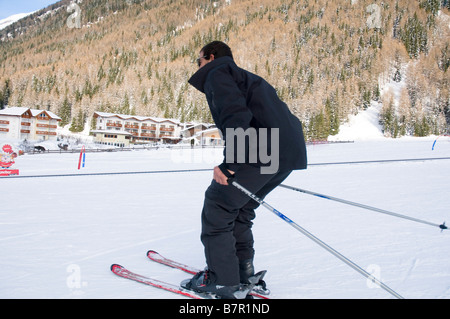 In Italia le Dolomiti inverno Dicembre 2008 giovane alla sua prima lezione di sci modello di rilascio disponibili Foto Stock