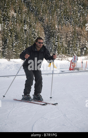 In Italia le Dolomiti inverno Dicembre 2008 giovane alla sua prima lezione di sci modello di rilascio disponibili Foto Stock