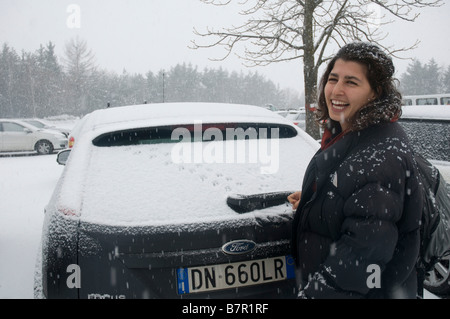 In Italia le Dolomiti inverno Dicembre 2008 Giovane donna godendo la neve modello di rilascio disponibili Foto Stock