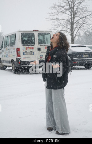 In Italia le Dolomiti inverno Dicembre 2008 Giovane donna godendo la neve modello di rilascio disponibili Foto Stock