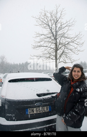 In Italia le Dolomiti inverno Dicembre 2008 Giovane donna godendo la neve modello di rilascio disponibili Foto Stock