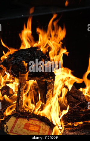 L'inferno denaro che viene bruciato in modo che i morti hanno denaro nell'aldilà Foto Stock