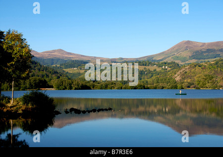 Lac Chambon lago, Puy-de-Dôme, regione Alvernia, in Francia, in Europa Foto Stock