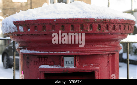 Un colpo di una coperta di neve rosso inglese casella postale Foto Stock