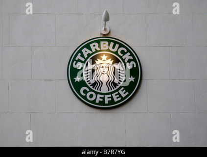 Un Starbucks Coffee segno sulla parete laterale di un ramo nel West End di Londra. Gen 2009 Foto Stock