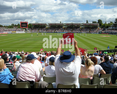 Partita di cricket con sostenitore celebra quattro piste, Edgbaston, Birmingham, Regno Unito Foto Stock