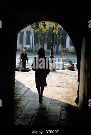 Donna sul suo modo di catturare i tragetti per attraversare il Canale Grande a Venezia Italia Foto Stock