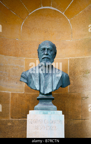 Il Quacchero Meeting House in Bournville Birmingham West Midlands England un busto di George Cadbury Foto Stock