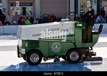 Zamboni macchina su pista di pattinaggio presso la Frog Pond in Boston Common. Foto Stock