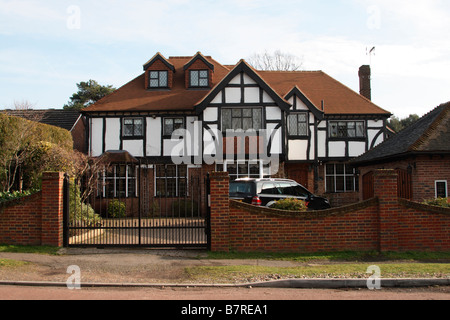 Bromley Bickley Kent UK grandi staccate casa suburbana nei tradizionali in legno a telaio esterno in stile Londra Home Counties cinghia dei " commuters " Foto Stock