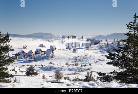 La Bosnia e Erzegovina altopiano Kupres paesaggio con holiday cottages in Kupres ski resort Foto Stock