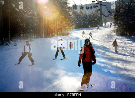 La Bosnia e Erzegovina Kupres ski resort persone sciare sulle piste Foto Stock